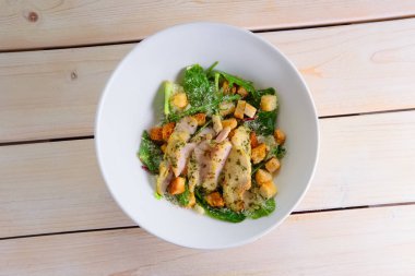 Haşlanmış tavuk göğsü ile ıspanak salatası, Parmesan peyniri serpilir kruton ovuşturdu