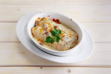 Haddelenmiş krep peynir tepesi ile fırında pişmiş jambon ile