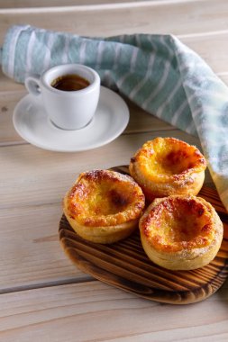 Bir kahve Pasteis de Nata, Portekizce kremalı tart ve seramik