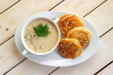 Mantar soslu börek. Geleneksel Slav krepleri. Yağlı mantar ve un soslu..