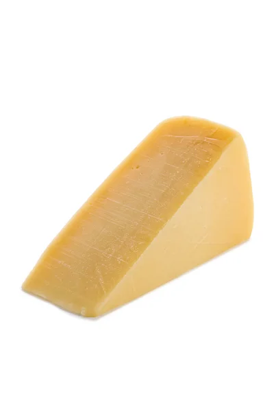 Triangolo pezzo di parmigiano isolato su bianco — Foto Stock