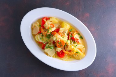 Patates, kırmızı biber, havuç ve soğan ile karides güveç