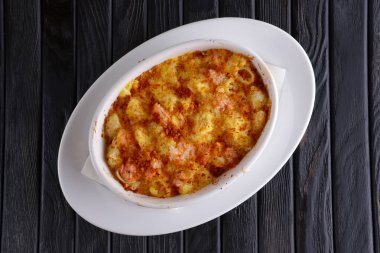 Makarna pişmiş karides ve peynir ile