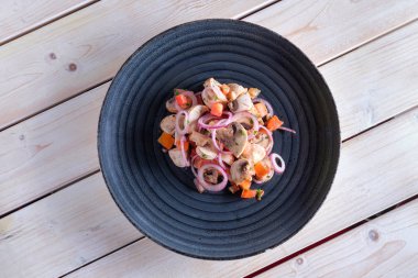 Hafifçe kızarmış champignon taze soğan ve domates ile. Aperatif içki için.