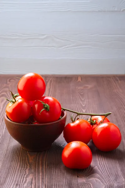 Ramo di pomodori freschi sul tavolo di legno — Foto Stock