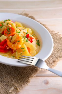 Patates, kırmızı biber, havuç ve soğan ile karides güveç