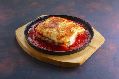 Francesinha - ıslak tedavi jambon, sosis, rosto et, Portekizli sandviçle ve eritilmiş peynir ile kaplı