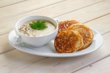 Mantar soslu börek. Geleneksel Slav krepleri. Yağlı mantar ve un soslu..