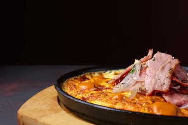 Omlet pastırma ve dökme demir Pan kızarmış soğan ile