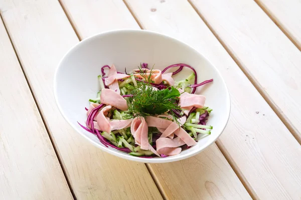 Салат с красной и белой капустой, свежий огурец и ломтики ветчины — стоковое фото
