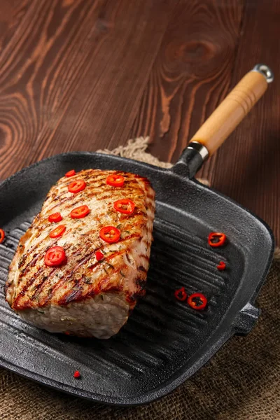 Striploin a la parrilla en la sartén y berenjena frita sobre fondo de madera —  Fotos de Stock