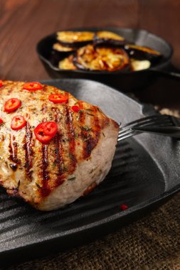 Dökme demir tavada ızgara et