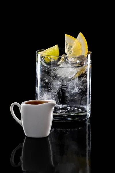 Espresso bebida refrescante tônico isolado em fundo preto — Fotografia de Stock