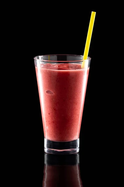 Pohár friss hideg smoothies a szalma izolált fekete — Stock Fotó