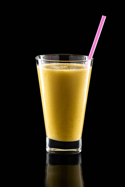 Склянка свіжих холодних коктейлів з соломою ізольовані на чорному — стокове фото