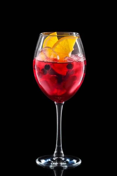 Sangria fria em um copo de vinho — Fotografia de Stock