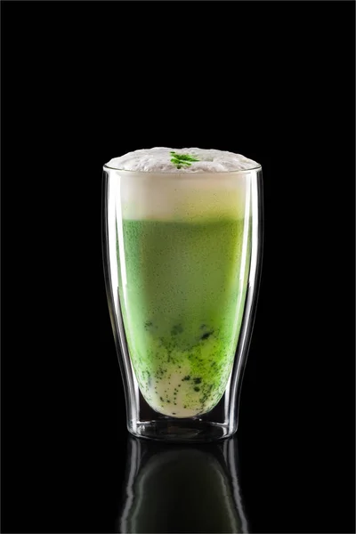 Tazza di tè verde matcha latte isolato su sfondo nero — Foto Stock