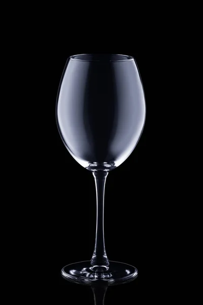 Copo de vinho vazio isolado em preto — Fotografia de Stock