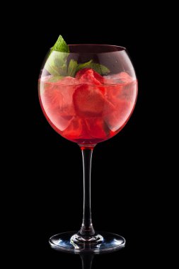 Siyah arka plan üzerinde izole taze soğuk limonata ile Büyük yuvarlak şarap bardağı