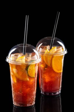 Soğuk ferahlatıcı kokteyller cam götürmek