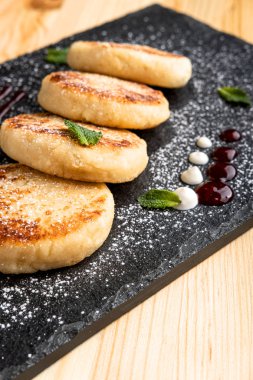 Geleneksel Belarus peynirli krep 