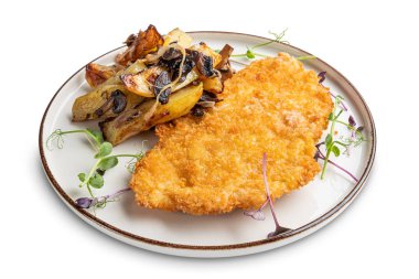 Kızarmış patates, soğan ve mantar ile ekmek lezzetli şnitzel