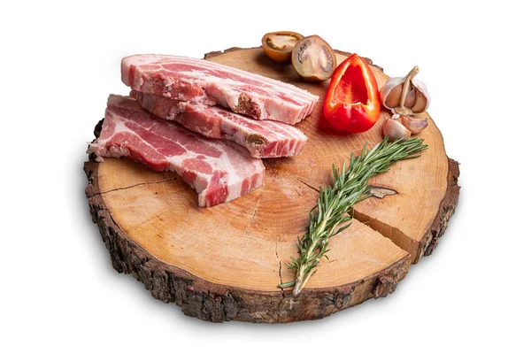 Rauwe verse varkensvlees borst plakjes op houten snijplank geïsoleerd op wit — Stockfoto