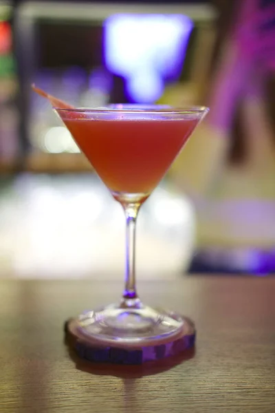 Soft focus foto van Brown Derby cocktail. Beeld met ondiepe scherptediepte en bevat een beetje lawaai door slechte lichtomstandigheden. — Stockfoto