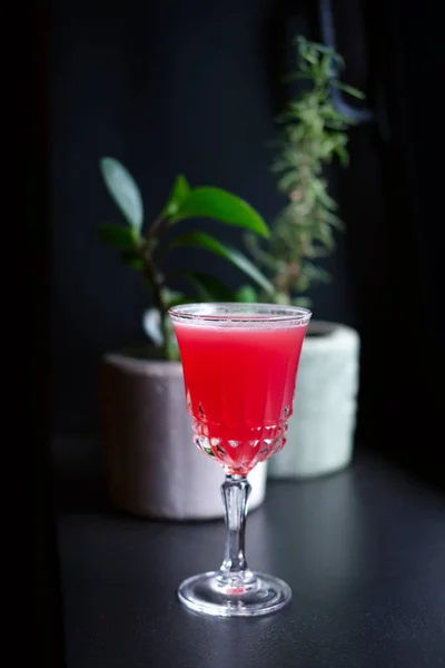 Soft focus photo of scofflaw cocktail on bar counter. Image with shallow depth of field and contains a little noise due to poor lighting conditions. — Stock Photo, Image