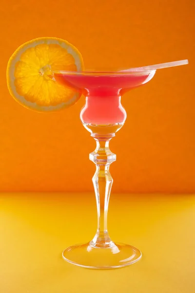 Scofflaw cocktail op oranje achtergrond — Stockfoto