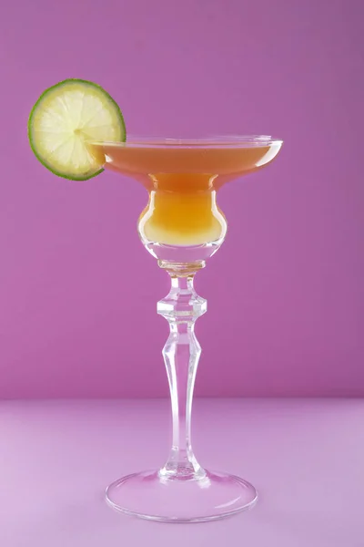 Cocktail braun Derby auf violettem Hintergrund — Stockfoto