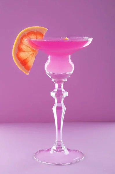 Altviool cocktail op paarse achtergrond — Stockfoto