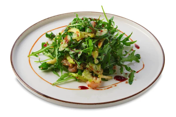 Ensalada con gambas, rúcula, pepino, queso y salsa balsámica aislada sobre blanco —  Fotos de Stock