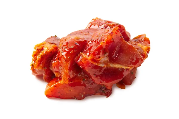 Сирий шматок м'яса зі спеціями та соусом, попередньо приготований для барбекю. Шаблон гастрономії ізольовано на білому тлі . — стокове фото