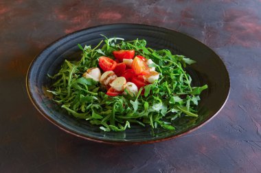 Mozzarella, domates ve arugula salatası