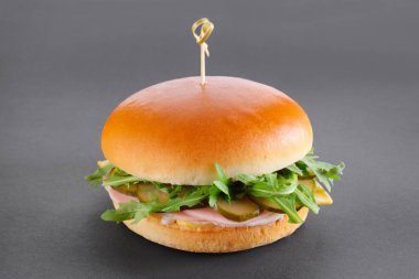 Jambon, salatalık turşusu, arugula ve yumuşak peynir ile basit burger