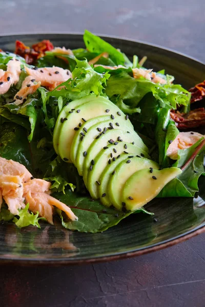 Closeup view of salad with salmon, avocado and sun dried tomatoes — Stock Photo, Image