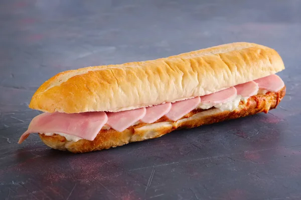 Простий бутерброд з шинкою та м'яким сиром — стокове фото