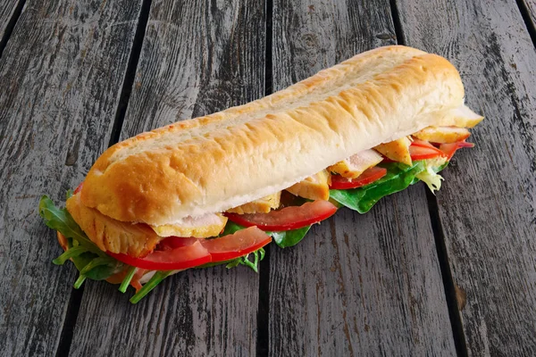 Einfaches Sandwich mit Schinken, Tomaten, Rucola und Weichkäse — Stockfoto