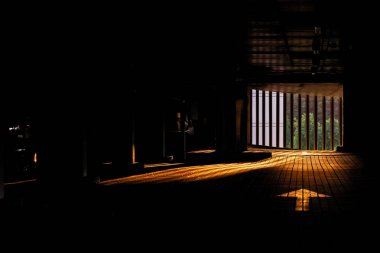 Gün batımı ışığında park yerinden çıkın