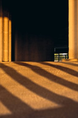 Ligth ve otopark ile binanın katta sütunların gölgeler