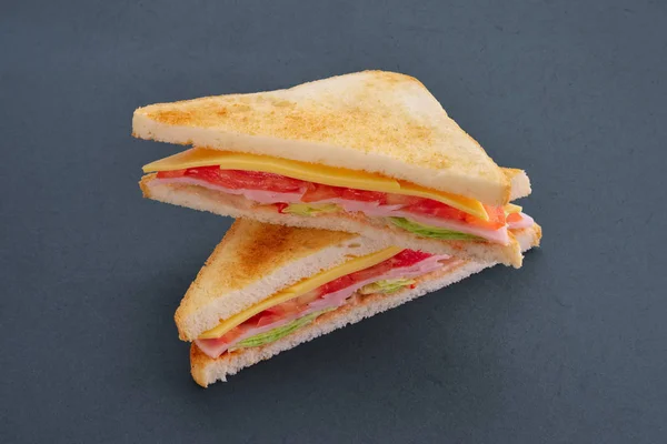 Club-Sandwich mit Käse, Schinken, Gurken und Sauce — Stockfoto