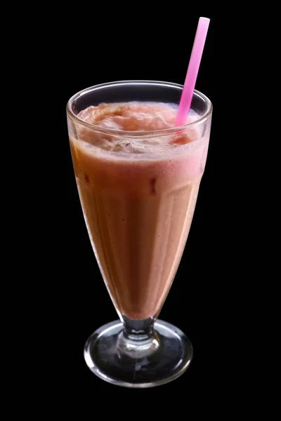 Капучино молочный коктейль изолирован на черном фоне — стоковое фото