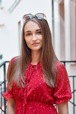 Alnında güneş gözlüğü ile güzel kız Portait