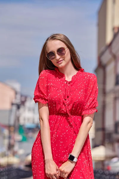 Ragazza carina cammina in mezzo alla strada nella giornata di sole — Foto Stock