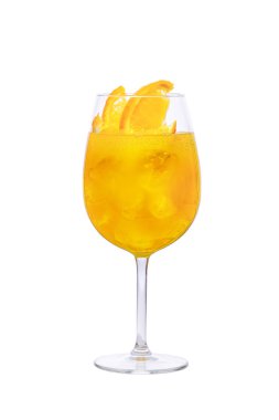 Beyaz arka plan üzerinde izole bir şarap bardağı soğuk sangria