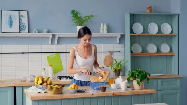 Jonge Vrouw Snijden Appel Voor Salade Keuken Heldere Zonnige Dag — Stockvideo