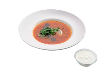 Geleneksel Solyanka ekşi çorba beyaz izole