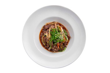 Beyaz üzerinde izole sığır ve yeşil fasulye ile Wok