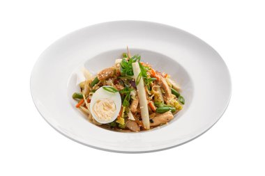 Beyaz üzerinde izole tavuk, yumurta ve yeşil fasulye ile Wok